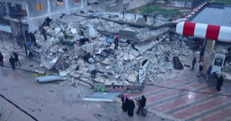 Copertina di Terremoto in Siria, palazzi distrutti nella provincia di Idlib: i soccorritori scavano tra le macerie