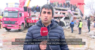 Copertina di Turchia, scossa di terremoto durante la diretta tv del giornalista: “Gli edifici stanno crollando”. La fuga delle persone – Video