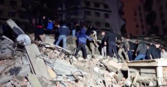 Copertina di Terremoto in Turchia, i soccorsi nella notte dopo le scosse: esercito e protezione civile scavano tra le macerie a Diyarbakir e Malatya