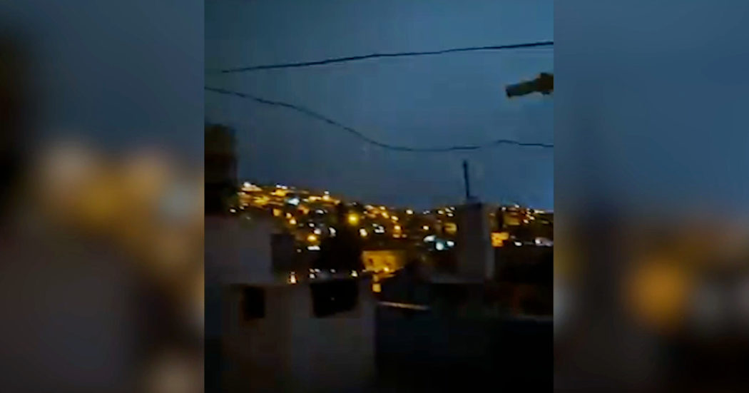 Terremoto in Turchia, il cielo attraversato dai lampi durante le scosse – Video