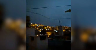 Copertina di Terremoto in Turchia, il cielo attraversato dai lampi durante le scosse – Video