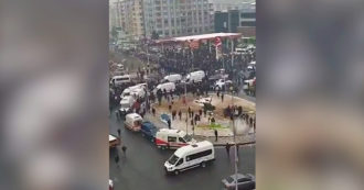 Copertina di Terremoto in Turchia, ambulanze bloccate nel traffico e ospedali al collasso: le difficoltà dei soccorsi