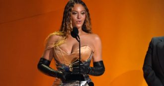 Copertina di Grammy Awards, Beyoncé fa la storia. Maneskin a bocca asciutta: chi è Samara Joy, l’artista che gli ha “scippato” il premio
