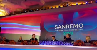 Copertina di Sanremo 2023, incursione di Fiorello in conferenza stampa: telefona ad Amadeus e imita Coletta – Video
