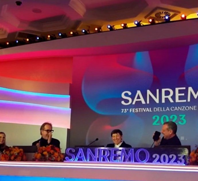 Sanremo 2023, incursione di Fiorello in conferenza stampa: telefona ad Amadeus e imita Coletta – Video