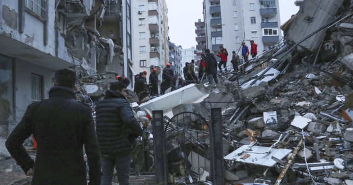 Copertina di La strage del terremoto turco-siriano: il Fatto di domani 7 febbraio