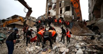 Terremoto di magnitudo 7.9 devasta Turchia e Siria: morte oltre 3600 persone. Oms: “Potrebbero essere superiori di otto volte” – la diretta