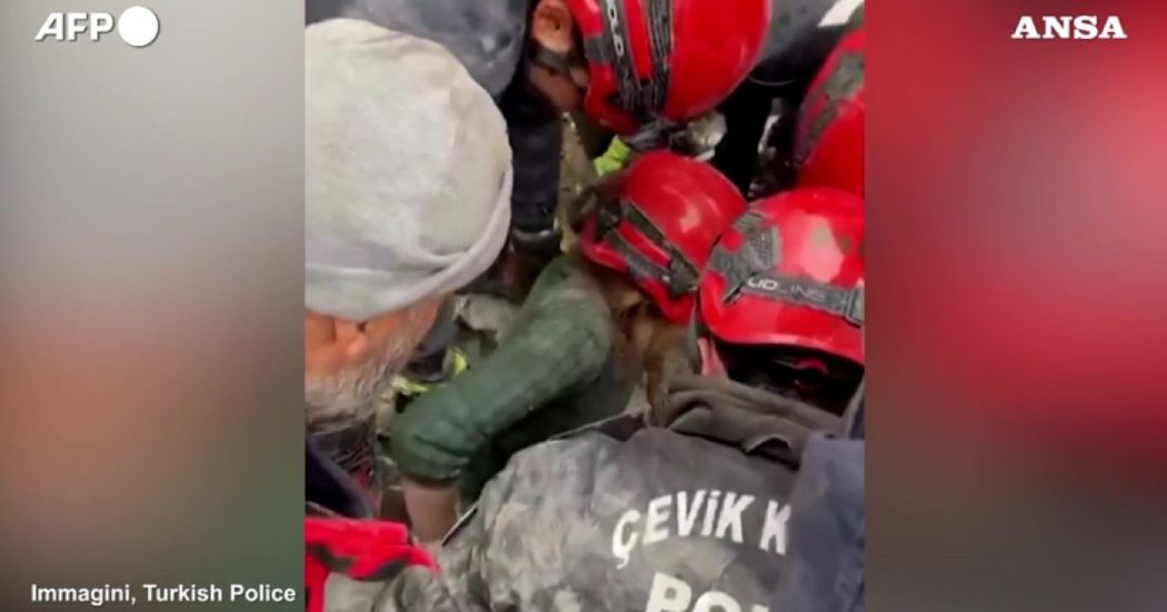 Terremoto in Turchia, il momento in cui una donna viene estratta viva dalle macerie: il video da Diyarbakir