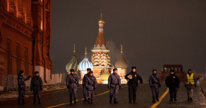Mosca, uomo ubriaco cerca di rubare il corpo imbalsamato di Lenin dal mausoleo della Piazza Rossa: arrestato