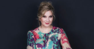 Copertina di Sanremo 2023, Oggi è un altro giorno dal teatro del Casinò. Serena Bortone: “La prima canzone del Festival che ho amato? Per Elisa, di Alice. Cosa mi aspetto dal futuro? Alla fine la vita è solo dare un contributo”