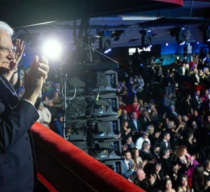 Festival di Sanremo 2023, standing ovation per Mattarella. Benigni sul palco: “La Costituzione è un’opera d’arte e canta, ha forza rivoluzionaria”