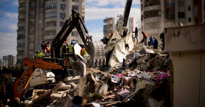 Terremoto in Turchia, gli esperti: “Le città sono cimiteri a causa di licenze illecite”
