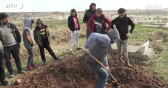Copertina di Terremoto in Turchia e Siria, ad Aleppo si scavano buche per seppellire i morti – Video