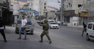 Copertina di Cisgiordania, palestinese di 17 anni ucciso durante scontri con l’esercito di Israele nel campo profughi di Nablus