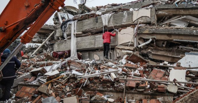 Sisma Turchia-Siria, i vigili del fuoco spagnoli: “Edifici demoliti prima di recuperare i superstiti”