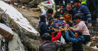 Copertina di Terremoto Turchia e Siria: oltre 7.200 morti. 15enne salvato dopo 35 ore sotto le macerie. Disperso italiano: è il 60enne Angelo Zen – la diretta