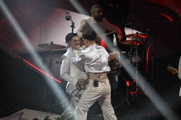 Sanremo 2023, caos Blanco: il cantante distrugge i fiori sul palco. Il pubblico fischia, Amadeus: “Gli è partita la sciabbarabba”
