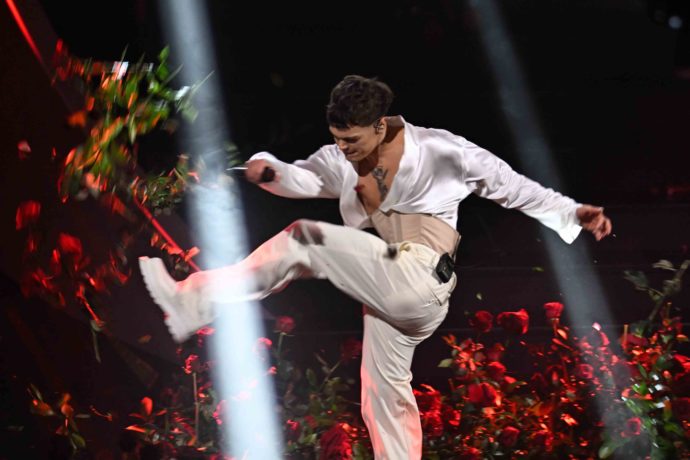 Sanremo 2023: Blanco distrugge le rose sul palco e le altre gif