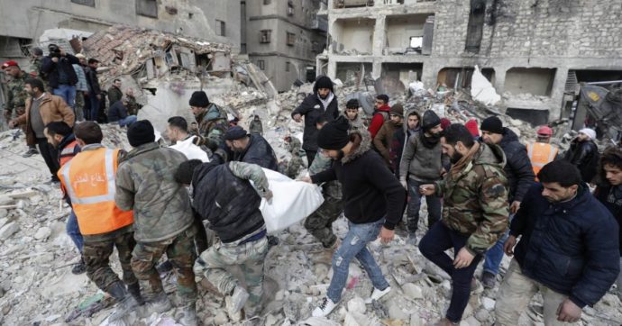 Copertina di Turchia e Siria, oltre 12mila vittime nel sisma. Racconto da Aleppo: ‘Mancano cibo e acqua. Morti bimbi senza nome nati sotto le bombe’

