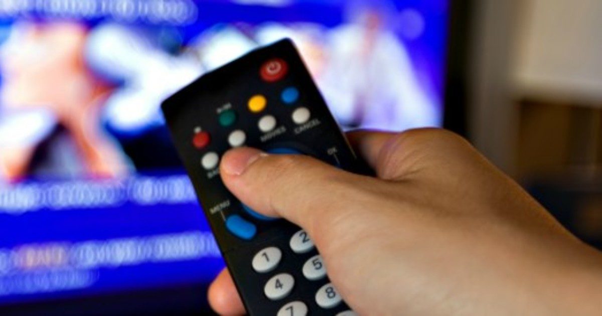 “Attenzione, sui telecomandi si annidano milioni di germi e batteri ma guai a pulirlo con l’acqua”: il metodo efficace per igienizzarlo