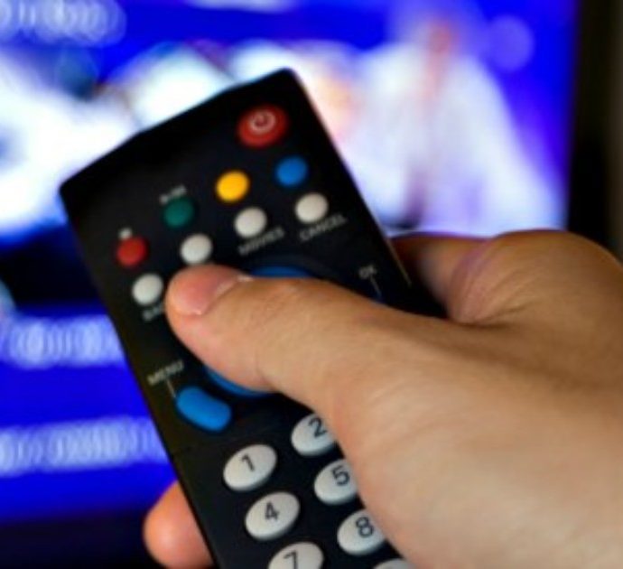 “Attenzione, sui telecomandi si annidano milioni di germi e batteri ma guai a pulirlo con l’acqua”: il metodo efficace per igienizzarlo
