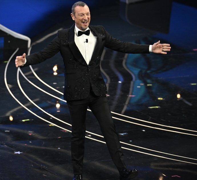 Sanremo 2024, Amadeus batte i record di Pippo Baudo e Mike Bongiorno: “È il conduttore che ha condotto più serate del Festival”