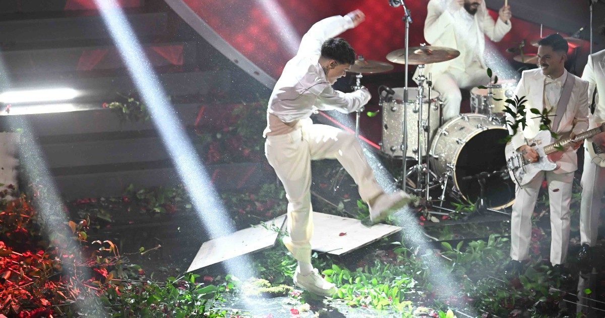 Sanremo 2023, furia Blanco: il cantante distrugge i fiori sul palco ed è il caos. Il pubblico fischia, Amadeus: “Gli è partita la sciabbarabba” – VIDEO