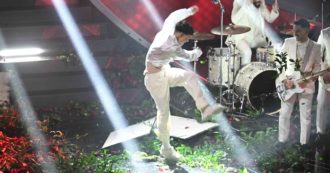 Copertina di Sanremo 2023, furia Blanco: il cantante distrugge i fiori sul palco ed è il caos. Il pubblico fischia, Amadeus: “Gli è partita la sciabbarabba” – VIDEO