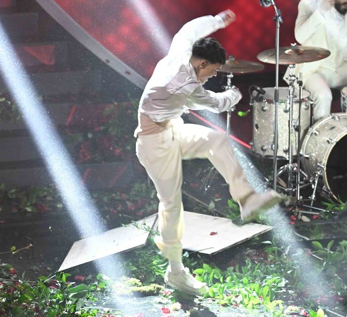 Sanremo 2023, furia Blanco: il cantante distrugge i fiori sul palco ed è il caos. Il pubblico fischia, Amadeus: “Gli è partita la sciabbarabba” – VIDEO
