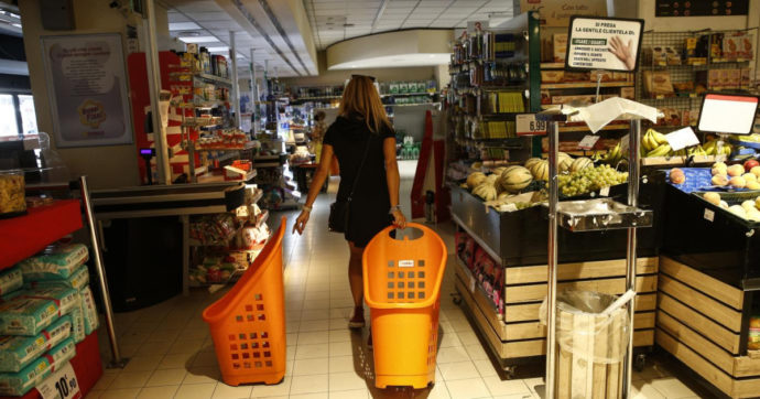 Si erode il potere d’acquisto delle famiglie italiane, consumi in deciso calo nel 2022