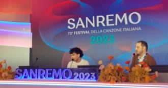 Copertina di Sanremo, Leo Gassmann sull’episodio delle rose distrutte sul palco: “Blanco ha sbagliato, è stato un errore, a volte noi ragazzi ne facciamo”