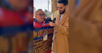 Copertina di Festival 2023, per le strade di Sanremo c’è anche il “jukebox vivente”. Da Malgioglio a Morandi: le imitazioni sono da ridere – Video