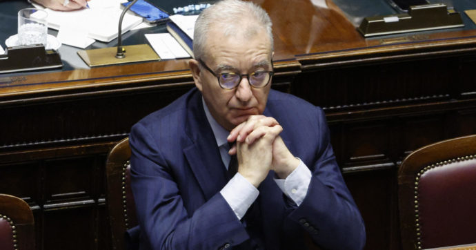 Caso Cospito, l’imbarazzo di Mantovano per Delmastro e Donzelli: “Serve più prudenza”