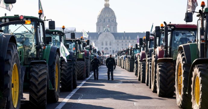 Dopo le pensioni i pesticidi: trattori contro Macron