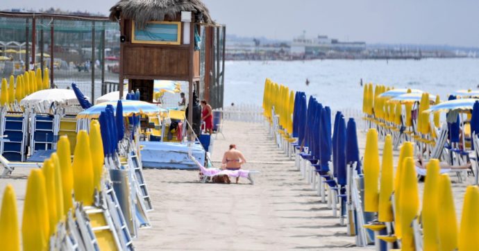 Copertina di Vincono i balneari: proroga di un anno