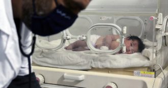Copertina di Terremoto, la neonata salvata. Il neonatologo: “Essere rimasta attaccata alla placenta le ha consentito di sopravvivere”