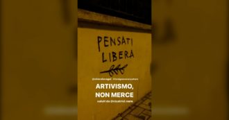 Copertina di Sanremo 2023, Ferragni e la stola manifesto: tatoo artist bolognese rivendica la paternità della scritta. “Pensati libera non è uno slogan”