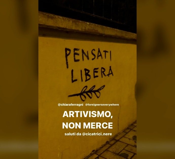 Sanremo 2023, Ferragni e la stola manifesto: tatoo artist bolognese rivendica la paternità della scritta. “Pensati libera non è uno slogan”