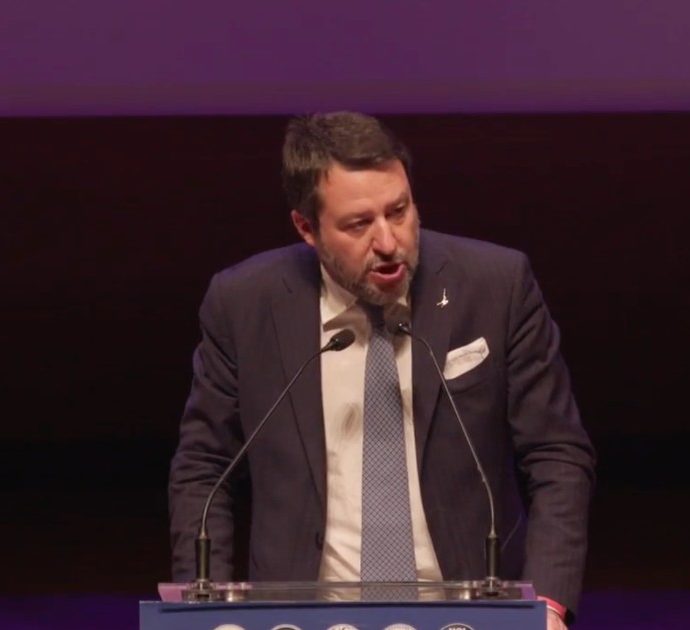 Sanremo, la polemica di Salvini: “Inizia il festival, per fortuna sul palco si esibiranno solo cantanti…”