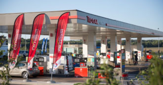 Copertina di TotalEnergies, con gli utili record arriva anche lo sconto sui carburanti per gli automobilisti francesi