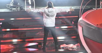 Copertina di Sanremo 2023, le pagelle ai look della terza serata: Paola di Paola e Chiara si incastra nell’abito di pizzo, Mengoni con la tuta sexy di pelle nera – FOTO