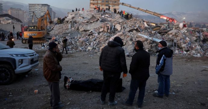 Turchia, 20mila morti per il sisma. Erdogan è in difficoltà e medita di rinviare le elezioni