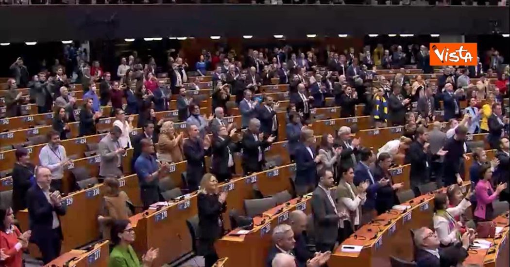 Ucraina, standing ovation per Zelensky al Parlamento Ue: lungo applauso ed eurodeputati in piedi – Video