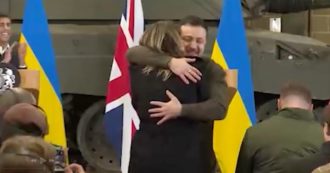 Copertina di Zelensky abbraccia una giornalista ucraina durante la conferenza stampa con Sunak: il presidente che lascia il podio e va da lei