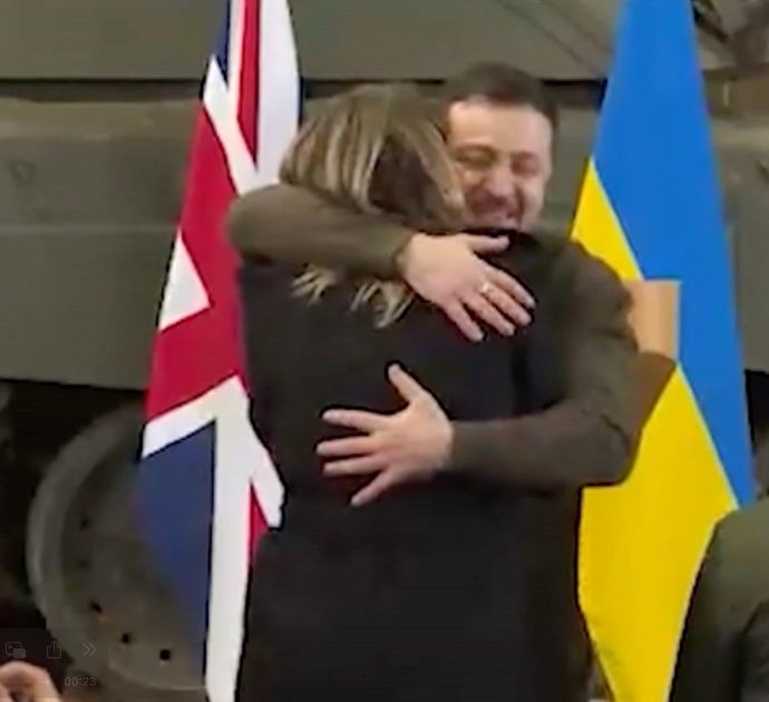 Zelensky abbraccia una giornalista ucraina durante la conferenza stampa con Sunak: il presidente che lascia il podio e va da lei
