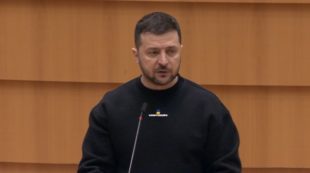 Copertina di Ue, Zelensky al Parlamento: “Europa significa libertà, è la casa dell’Ucraina. Cremlino vuole distruggere i valori europei”