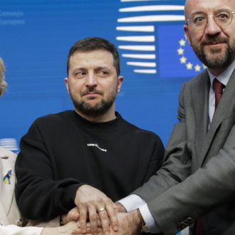 Copertina di Meloni come Draghi. Zelensky, tanti plausi e niente jet: il Fatto di domani 10 febbraio