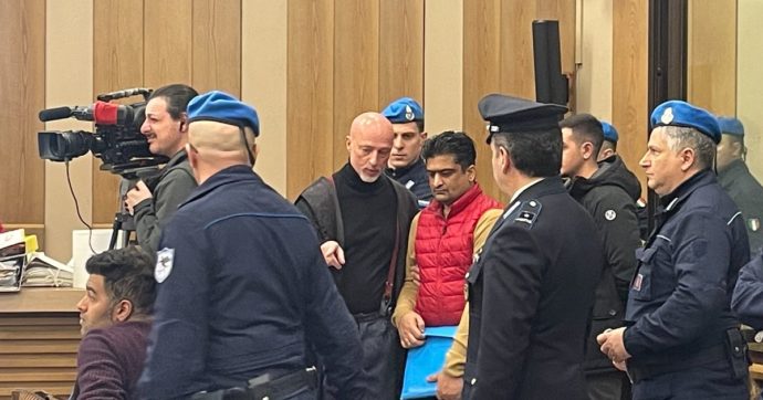 Femminicidio di Saman Abbas, la prima udienza a Reggio Emilia: la procura ha chiesto di processare il padre in videoconferenza