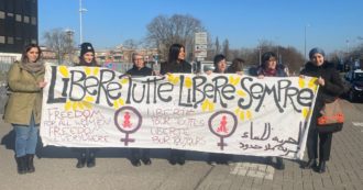 Copertina di Processo per il femminicidio di Saman Abbas, le attiviste davanti al tribunale: “Siamo qui per tutte le donne. La politica ora dia risposte”