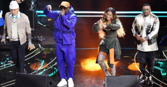 Copertina di Sanremo 2023, il retroscena sui Black Eyes Peas: “Corri qui, ti vogliono conoscere, sono rimasti stupiti”. Ecco cosa hanno chiesto alla scenografa Maria Chiara Castelli